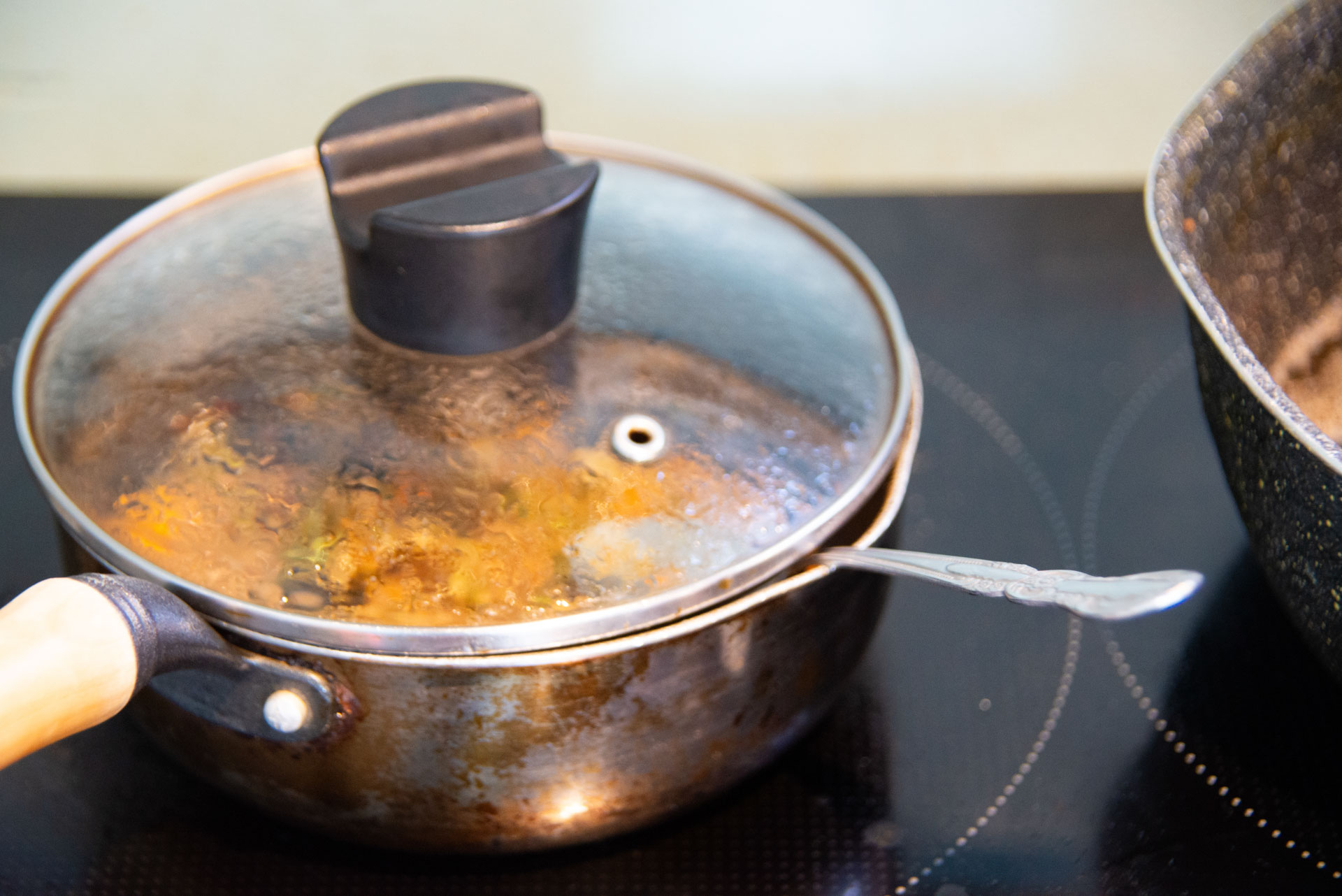 キーマカレーを煮込んでいる様子