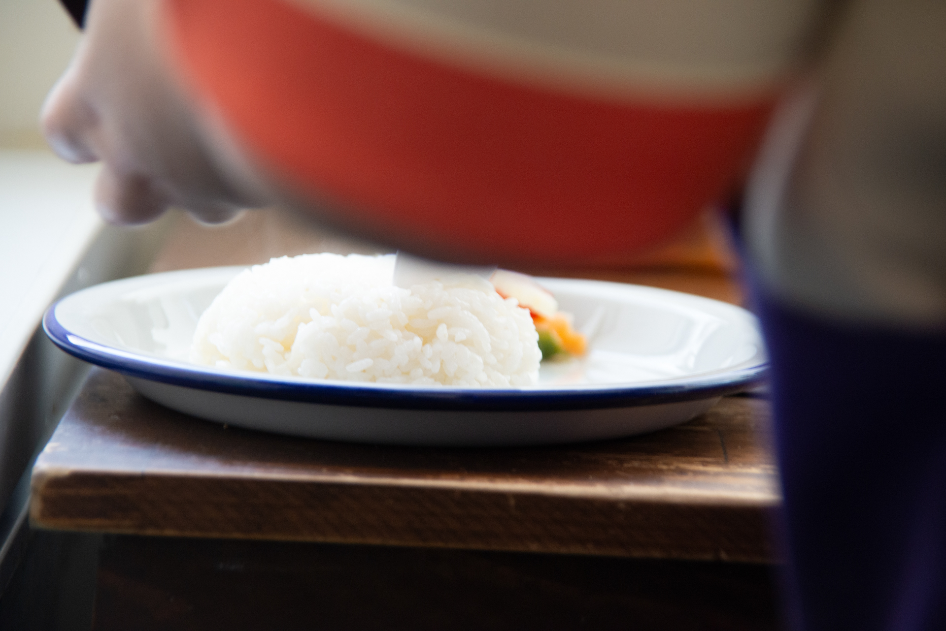 お皿にご飯をよそっている様子