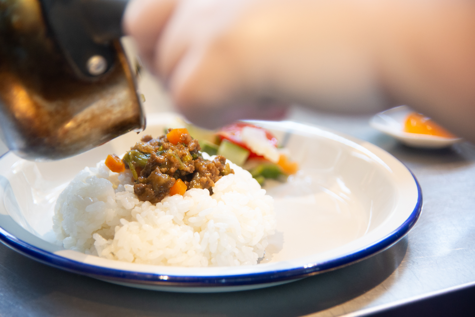 キーマカレーを盛り付けている所