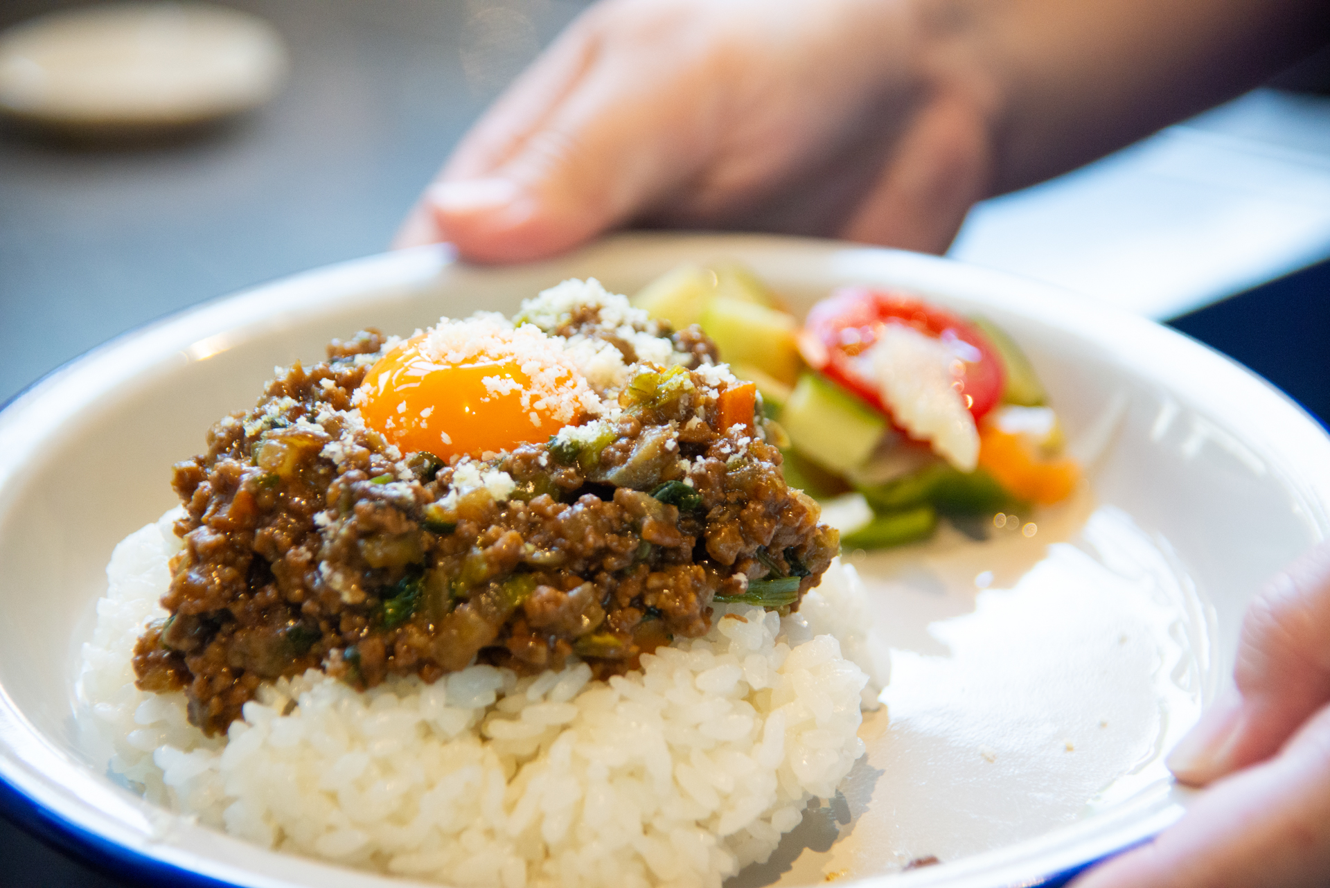キーマカレーの盛り付けが完成した様子