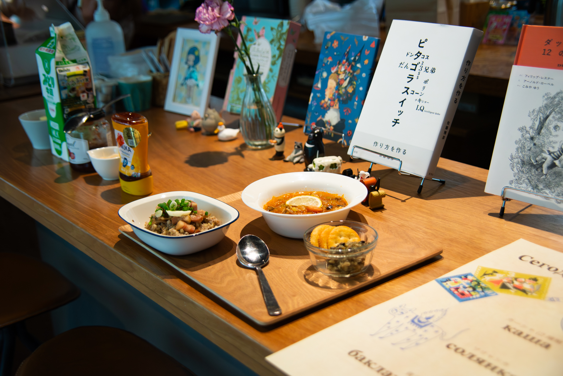 カフェのカウンター席にてお料理が運ばれてきた様子